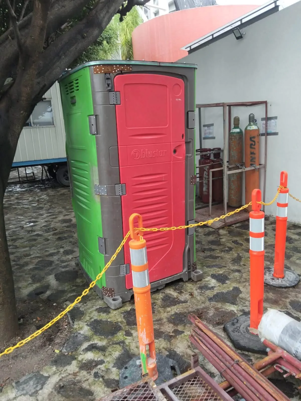Sanitario portátil de Sanitarios Ecológicos de Morelos en un servicio